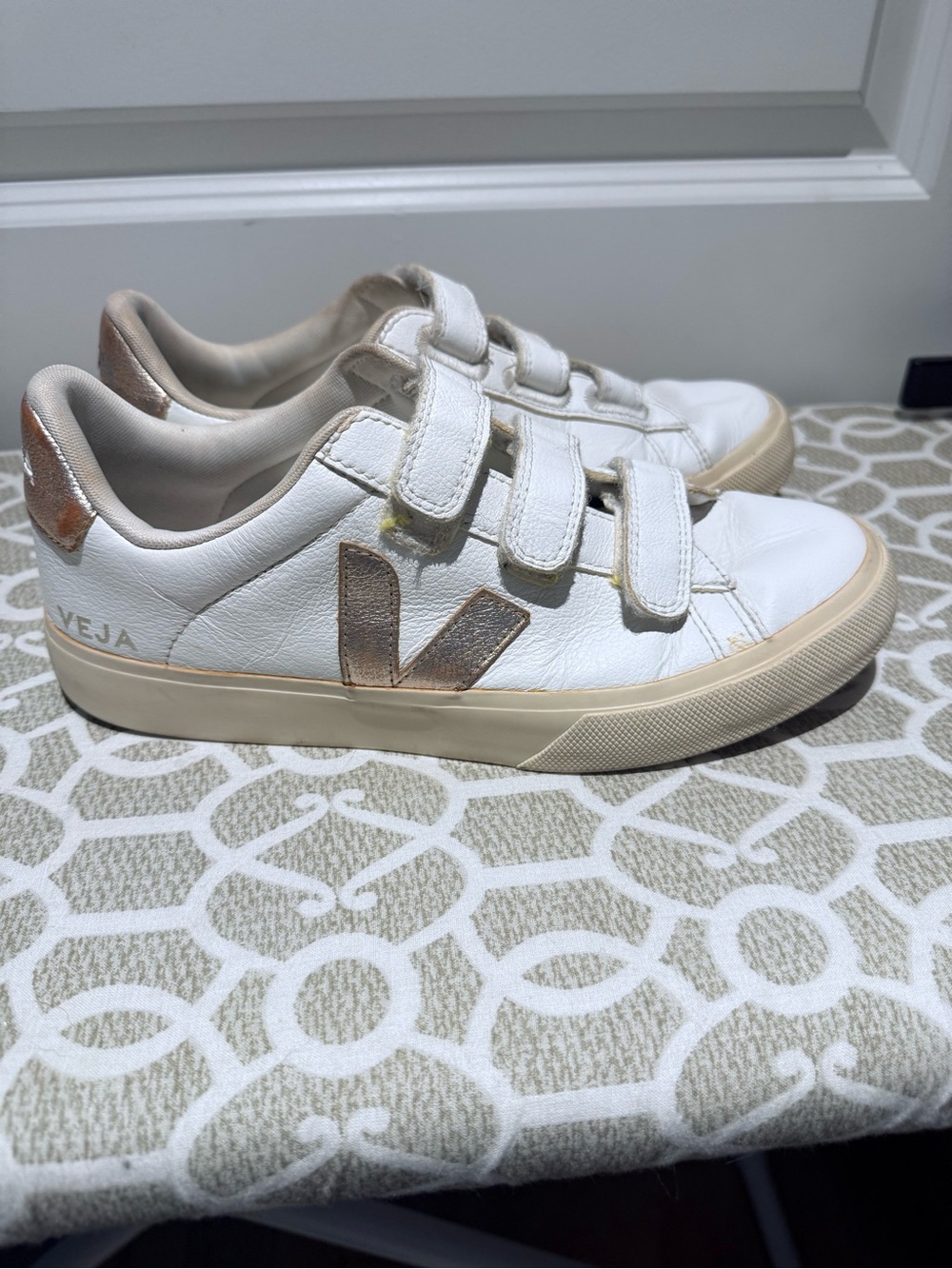 Veja Recife Logo Leather Sneaker. Size 9 - Picture 3 of 14